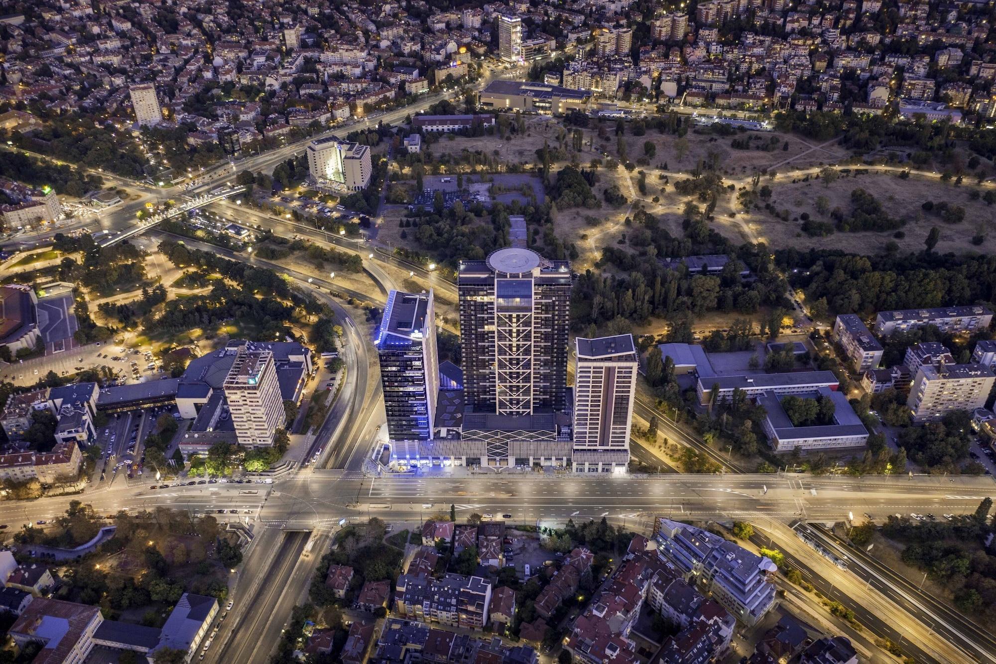 Grand Hotel Millennium Sofia Exterior photo The complex at night